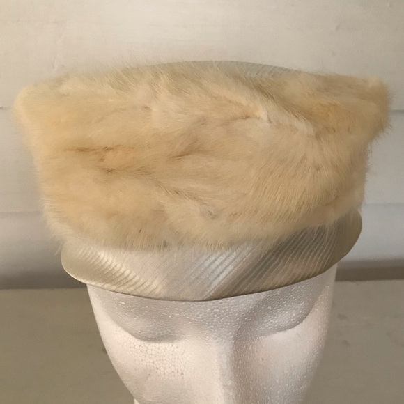 Vintage 1950 White Mink Pillbox Hat Grand Prix Chapeau - Picture 2 of 6